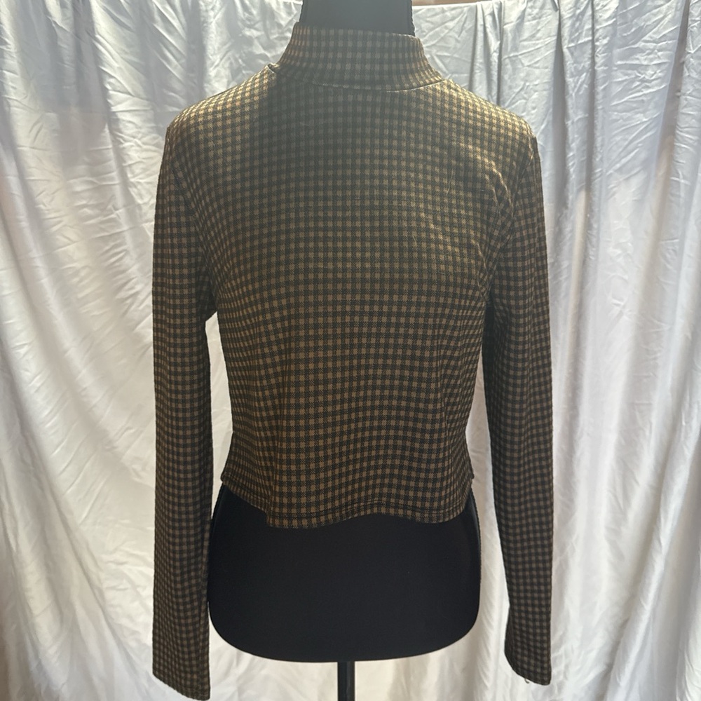 Cropped Chic Houndstooth Turtleneck Sweater